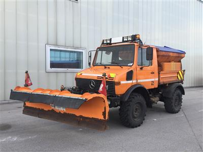 Zugmaschine ab 25 km/h "Mercedes Unimog U1400" mit Schneepflug und Aufsatzstreuer "Weisser HD", - Fahrzeuge und Technik