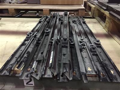 16 verstellbare Verzurrschienen, - Metalworking and polymer processing machines, workshop equipment
