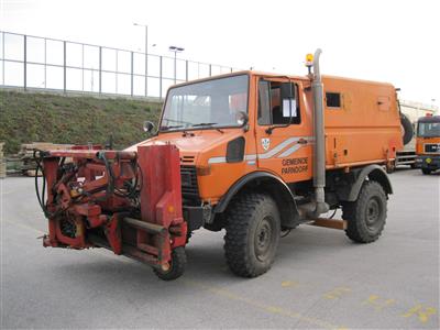 Zugmaschine "Mercedes-Benz Unimog U1200" mit Saug- und Kehreinrichtung, Böschungsmäher und Unkrautbürste, - Macchine e apparecchi tecnici