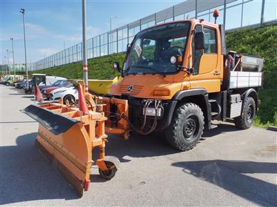 Zugmaschine "Daimler Chrysler Unimog U300 Allrad Kipper" mit Schneeschild und Streuautomat, - Cars and vehicles