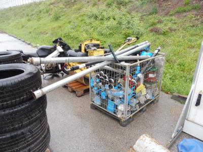 Wasserleitungen in Gitterbox, - Fahrzeuge und Technik