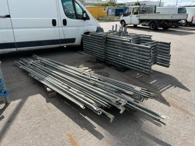 Baugerüst mit Montagematerial, - Motorová vozidla a technika