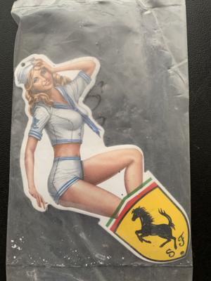 Emailschild "Scuderia Ferrari mit Pin-Up Girl", - Fahrzeuge und Technik