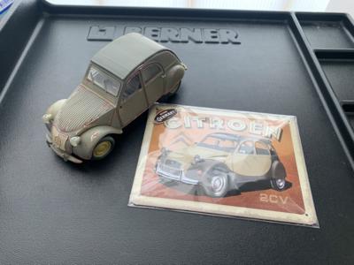 Metallschild "Citroen 2CV" und Modellauto 1:18 "Citroen 2CV", - Macchine e apparecchi tecnici