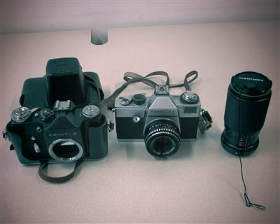 2 Spiegelreflexkameras "Zenit und Praktica", 1 Zoomobjektiv "HanimexF80-200", - Postfundstücke
