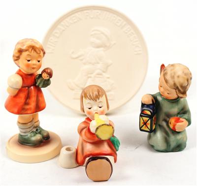 3 Hummelfiguren/Andenkenplatte - Antiques, art and jewellery