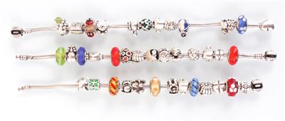3 Pandora-Armketten mit zahlreichen Anhängern - Umění, starožitnosti, šperky