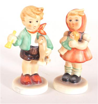 Paar Hummelfiguren "Mädchen mit Puppe/Junge mit Holzpferd" - Antiques, art and jewellery