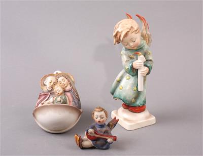 3 Hummelfiguren, "Christkindlein kommt/Musizierender Engel/Weihwasserspender", - Porcellana, vetro e ceramica