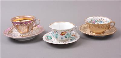 3 Teetassen mit Untersatz 1. Drittel 19. Jhdt. - Porcelán, sklo a keramika