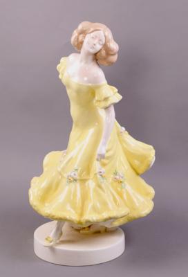 "Latour", Mädchen mit gelben Kleid, 20. Jhdt., - Porcelain, glass and ceramics