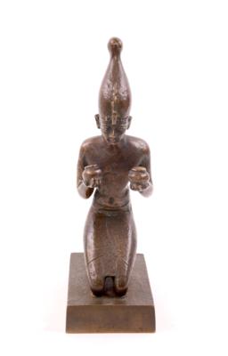 Bronzeskulptur, Ägyptischer Priester mit Salbungsgefäßen, - Jewellery, antiques and art