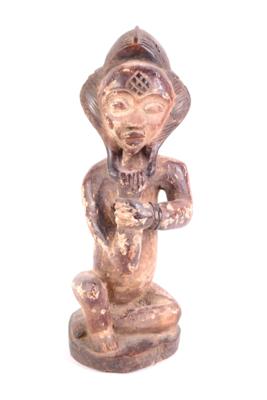 Afikanische sitzene Figur eines Mann - Schmuck, Kunst & Antiquitäten