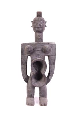 Afrikanische Figur einer stehende Frau - Klenoty, umění a starožitnosti