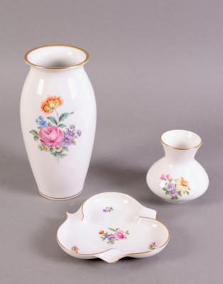 2 Vasen, 1 Aschenbecher, Wiener Porzellan, Marke Augarten, - Gioielli, arte e antiquariato
