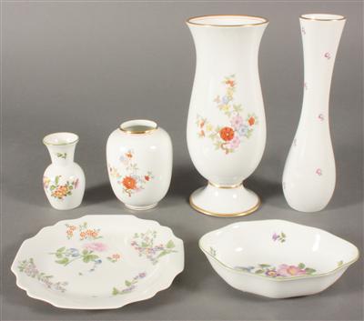 4 verschiedene Vasen, 1 ovale Schale, 1 Zierteller - Antiques, art and jewellery