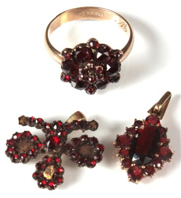 1 Ring, 2 Angehänge mit Granaten - Antiques, art and jewellery