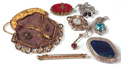 1 Geldtäschchen, 1 Collier, 1 Angehänge, 5 Broschen - Arte, antiquariato e gioielli