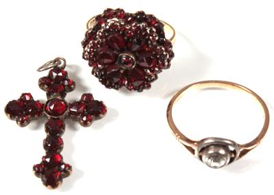 2 Ringe, 1 Angehänge (Kreuz) - Arte, antiquariato e gioielli