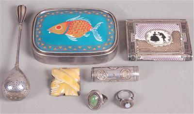 2 Deckeldosen, 1 Seiher, 1 Lippenstifthalter, 2 Ringe, 1 Brosche, 2 Manschettenknöpfe - Antiques, art and jewellery