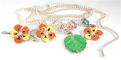 2 Halsketten, 7 Angehänge, 2 Ohrringe - Arte, antiquariato e gioielli