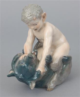 Zierfigur "Spielender Bär mit Faun" - Antiques, art and jewellery