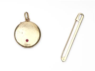 1 Rubin-Medaillon, 1 Brosche in Form einer Sicherheitsnadel - Antiques, art and jewellery