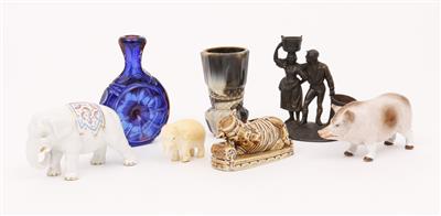 1 kleine Flasche, 1 Vase, 1 Skulptur, 2 Sparkassen, 2 Zierfiguren "Elefant und Schwein" 19./20 Jh. - Antiques, art and jewellery