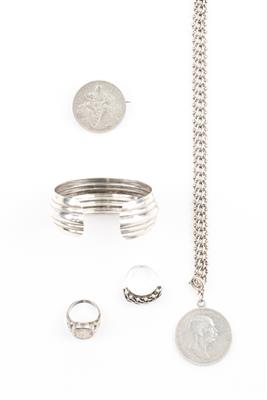 1 Armkette, 1 Armspange, 2 Ringe, 1 Münzangehänge, 1 Medaille mit Broschierung - Antiques, art and jewellery