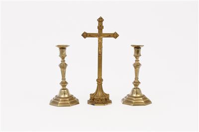 1 Paar Kerzenleuchter, 1 Tischkreuz 19. Jhd. - Antiques, art and jewellery