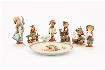 6 Hummel-Zierfiguren, u. a. "Gänseliesl", "Mutters Liebste 1938", "Schäferbub", 1 Hummel-Wandzierteller - Antiques, art and jewellery