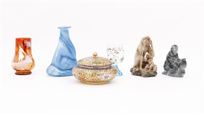 2 Specksteinfiguren 1 Satsumadeckeldose, 2 Krügerl, 1 Vase aus färbigem und farblosem Glas - Umění, starožitnosti, šperky