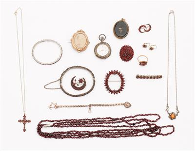 2 Grantarmreifen, 5 Broschen,1 Ring, 1 Chatelaine, 2 Ohrringe, 1 Medaillon, 1 Taschenuhr, 3 Collier, tlw. um 1900 - Umění, starožitnosti, šperky