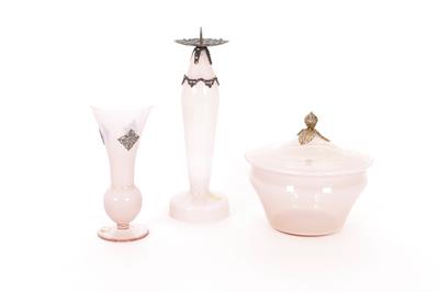 1 Vase, 1 Deckeldose, 1 Kerzenleuchter Anfang 20. Jh. - Arte, antiquariato e gioielli