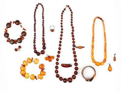 3 Halsketten, 1 Armreif, 2 Armbänder, 3 Broschen, 1 Ring, 2 Angehänge, 2 Ohrringe - Arte e antiquariato