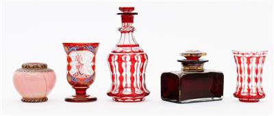 1 Karaffe, 1 Behälter mit Stöpsel, 2 Becher, 1 Vase 19./20. Jh. - Kunst und Antiquitäten