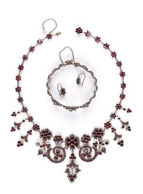 Granattrachtenschmuckgarnitur um 1900 - Jewellery and watches