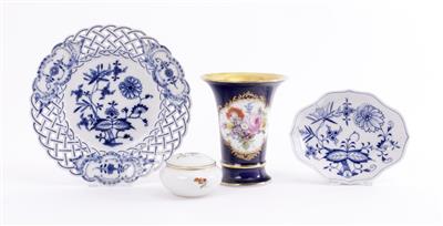 1 Vase, 1 ovale Schale, 1 Teller, 1 kleine Deckeldose - Kunst und Antiquitäten