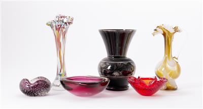 1 Vase, 1 Henkelvase, 2 Aschenschalen, 1 Schale, Murano, 2. Hälfte 20. Jh. - Umění a starožitnosti