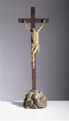 Tischstandkruzifix - Christus am Golgatahügel, Alpenländisch 18./19. Jahrhundert - Umění a starožitnosti