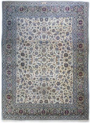 Keschan Werkstatt-Teppich (signiert), ca. 400 x 290 cm, Zentralpersien  Iran), 2. Hälfte 20. Jahrhundert - Kunst & Antiquitäten 26.11.2019 -  Erzielter Preis: EUR 1.100 - Dorotheum