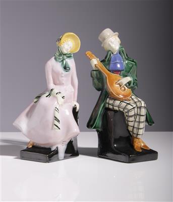 Paar Figuren - Dame in Biedermeier Kleidung  &  Herr mit Gitarre, Gmundner Keramik, um 1907/1913 - Kunst & Antiquitäten