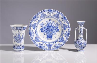 Teller, Vase, Doppelhenkelvase, Delft, 20. Jahrhundert - Antiques and art