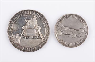 2 Medaillen, der erste Mensch auf dem Mond, 1969 Jochen Ring Weltmeister 1970 - Jewellery and watches