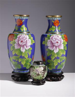 Paar Cloisonne Vasen und Deckeldose - Antiques and art