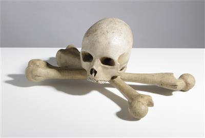 Memento Mori mit Totenschädel und gekreuzten Knochen, 18./19. Jahrhundert - Arte, Antiquariato e Tappeti