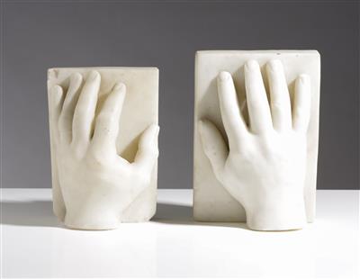 Paar Buchstützen in Form von Männerhänden, wohl um 1900 - Umění a starožitnosti