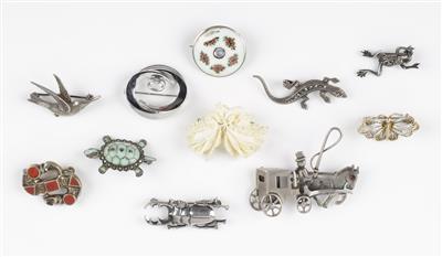 Konvolut von 11 Broschen, tlw. um 1900 - Jewellery and watches