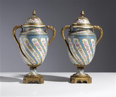 Paar Deckelvasen im Louis-XVI-Stil, Frankreich, Ende 19. Jahrhundert - Kunst & Antiquitäten