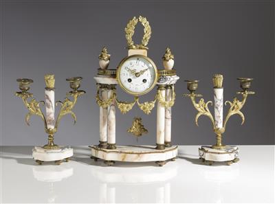 Neoklassizistische Kaminuhr mit Leuchterpaar, Frankreich, um 1920/30 - Antiquitäten, Möbel & Teppiche